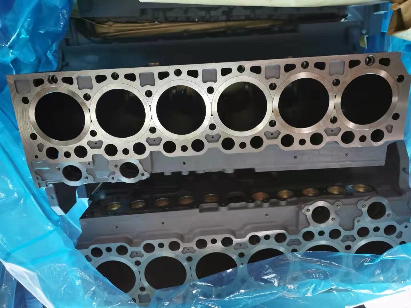 04905832-04904406-04907535-Crankcase-for-TCD-2013-L06-4V-1